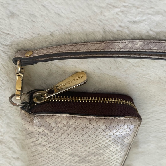 Michael Kors snake print large zip around Wallet GUC - Picture 7 of 13